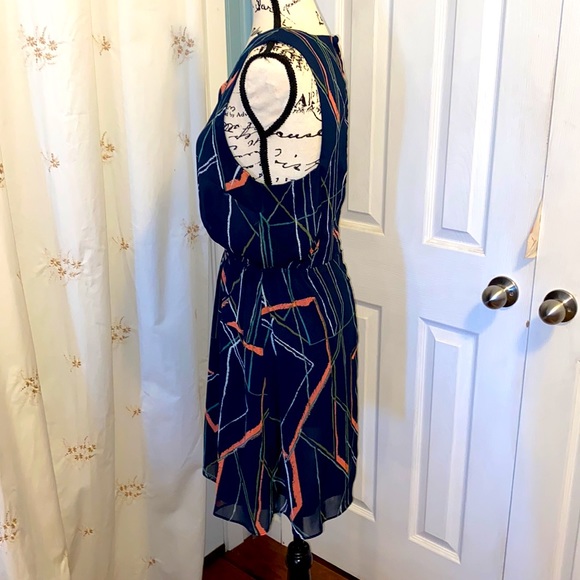 Beautiful v_ neckline sleeveless dress - Picture 4 of 6